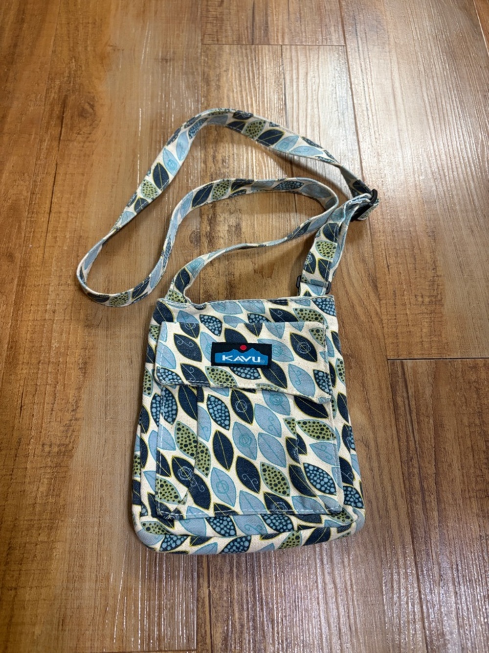 Kavu Leaf-Pattern Crossbody purse in Blue, Green and Cream
